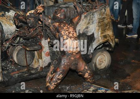 Agartala, Tripura, Inde. Dec 22, 2018. (NOTE de l'ÉDITEUR : IMAGE REPRÉSENTE LA MORT).Après les mathématiques de l'accident vu avec organes brûlé sortir du véhicule.route tragique accident à Amtali carbonisés, 3 à mort, 4 blessés lorsque deux véhicules face écrasée sur résultant dans un feu. Credit : Saha Abishai SOPA/Images/ZUMA/Alamy Fil Live News Banque D'Images