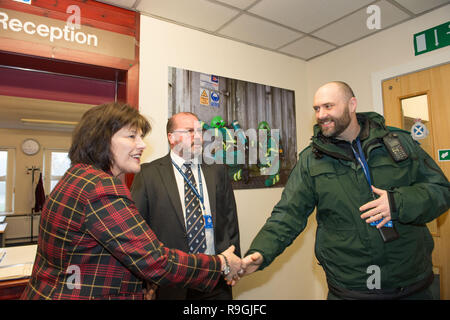 Johnstone, Glasgow, Royaume-Uni. 24 décembre 2018. Le ministre de la santé écossais - Jeane Freeman visite le service ambulancier écossais de l'équipe d'intervention d'opérations spéciales (Trier) où elle rencontre certains des paramédics qui fournissent des soins spécialisés aux patients d'ambulances lors d'incidents majeurs et dans des environnements dangereux et d'être montré l'équipement spécifique (allant de dangers balistiques et bio convient à l'eau, kit de secours pour ambulance kits spécifiques pour les véhicules spécialisés), utilisé. Crédit : Colin Fisher/Alamy Live News Banque D'Images