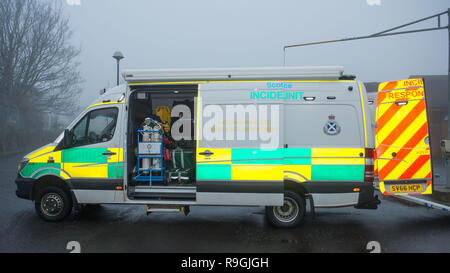 Johnstone, Glasgow, Royaume-Uni. 24 décembre 2018. Le ministre de la santé écossais - Jeane Freeman visite le service ambulancier écossais de l'équipe d'intervention d'opérations spéciales (Trier) où elle rencontre certains des paramédics qui fournissent des soins spécialisés aux patients d'ambulances lors d'incidents majeurs et dans des environnements dangereux et d'être montré l'équipement spécifique (allant de dangers balistiques et bio convient à l'eau, kit de secours pour ambulance kits spécifiques pour les véhicules spécialisés), utilisé. Crédit : Colin Fisher/Alamy Live News Banque D'Images