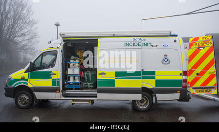 Johnstone, Glasgow, Royaume-Uni. 24 décembre 2018. Le ministre de la santé écossais - Jeane Freeman visite le service ambulancier écossais de l'équipe d'intervention d'opérations spéciales (Trier) où elle rencontre certains des paramédics qui fournissent des soins spécialisés aux patients d'ambulances lors d'incidents majeurs et dans des environnements dangereux et d'être montré l'équipement spécifique (allant de dangers balistiques et bio convient à l'eau, kit de secours pour ambulance kits spécifiques pour les véhicules spécialisés), utilisé. Crédit : Colin Fisher/Alamy Live News Banque D'Images