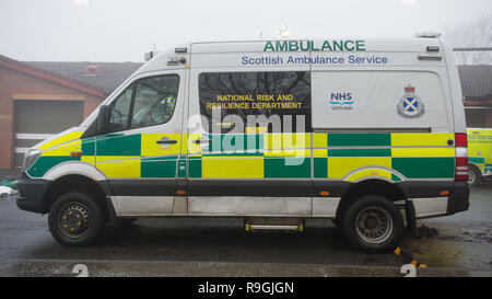 Johnstone, Glasgow, Royaume-Uni. 24 décembre 2018. Le ministre de la santé écossais - Jeane Freeman visite le service ambulancier écossais de l'équipe d'intervention d'opérations spéciales (Trier) où elle rencontre certains des paramédics qui fournissent des soins spécialisés aux patients d'ambulances lors d'incidents majeurs et dans des environnements dangereux et d'être montré l'équipement spécifique (allant de dangers balistiques et bio convient à l'eau, kit de secours pour ambulance kits spécifiques pour les véhicules spécialisés), utilisé. Crédit : Colin Fisher/Alamy Live News Banque D'Images