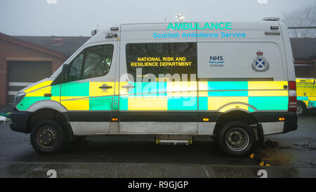 Johnstone, Glasgow, Royaume-Uni. 24 décembre 2018. Le ministre de la santé écossais - Jeane Freeman visite le service ambulancier écossais de l'équipe d'intervention d'opérations spéciales (Trier) où elle rencontre certains des paramédics qui fournissent des soins spécialisés aux patients d'ambulances lors d'incidents majeurs et dans des environnements dangereux et d'être montré l'équipement spécifique (allant de dangers balistiques et bio convient à l'eau, kit de secours pour ambulance kits spécifiques pour les véhicules spécialisés), utilisé. Crédit : Colin Fisher/Alamy Live News Banque D'Images