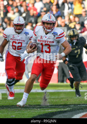 12 décembre 2018, Fort Worth, TX...Houston Cougar quarterback, Clayton Tune (13), à la NCAA Football jeu de Bol des Forces armées entre l'Armée de Black Knights de West Point et l'Université de Houston Cougars à la TCU Amon G. Carter Stadium à Fort Worth, TX. (Photographe complète absolue et de la société Calomeni Crédit : Joe / MarinMedia.org / Cal Sport Media) Banque D'Images
