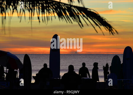 Cocoa Beach, Floride, USA. 24 décembre 2018 au cours des neuf dernières années, avant que le père Noël offre des jouets et des cadeaux, il a été de se détacher d'attraper quelques vagues dans Cocoa Beach la veille de Noël matin. L'événement de Santa Surf est une tradition annuelle de Cocoa Beach qui rassemble des centaines de surfeurs habillés en Père Noël à l'une des plus célèbres plages du monde. Crédit photo : Julian Poireau/Alamy Live News Banque D'Images