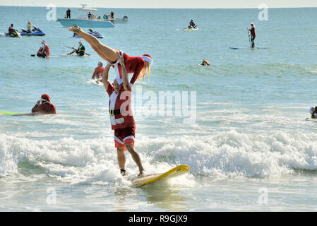 Cocoa Beach, Floride, USA. 24 décembre 2018 au cours des neuf dernières années, avant que le père Noël offre des jouets et des cadeaux, il a été de se détacher d'attraper quelques vagues dans Cocoa Beach la veille de Noël matin. L'événement de Santa Surf est une tradition annuelle de Cocoa Beach qui rassemble des centaines de surfeurs habillés en Père Noël à l'une des plus célèbres plages du monde. Crédit photo : Julian Poireau/Alamy Live News Banque D'Images
