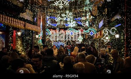 Athènes, Grèce. Le 24 décembre, 2018. Les gens vus dans un café avec des décorations de Noël dans le quartier Plaka pendant la période des fêtes. Credit : Ioannis Alexopoulos SOPA/Images/ZUMA/Alamy Fil Live News Banque D'Images