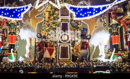 Athènes, Grèce. Le 24 décembre, 2018. Poupées de Noël vu à un café avec décoration de Noël dans le quartier Plaka pendant la période des fêtes. Credit : Ioannis Alexopoulos SOPA/Images/ZUMA/Alamy Fil Live News Banque D'Images