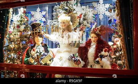 Athènes, Grèce. Le 24 décembre, 2018. Décoration de Noël vu sur une vitrine dans le quartier Plaka pendant la période des fêtes. Credit : Ioannis Alexopoulos SOPA/Images/ZUMA/Alamy Fil Live News Banque D'Images