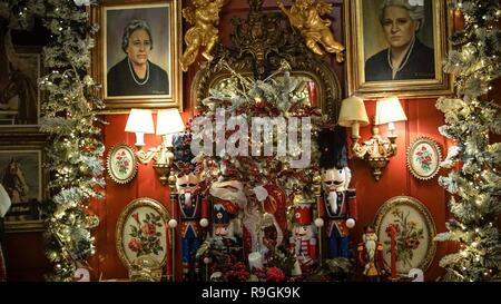 Athènes, Grèce. Le 24 décembre, 2018. Décoration de Noël vu sur un mur dans le quartier Plaka pendant la période des fêtes. Credit : Ioannis Alexopoulos SOPA/Images/ZUMA/Alamy Fil Live News Banque D'Images