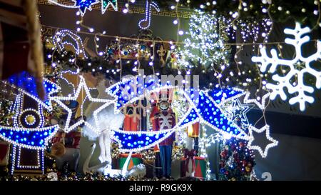 Athènes, Grèce. Le 24 décembre, 2018. Un bâtiment vu avec décoration de Noël dans le quartier Plaka pendant la période des fêtes. Credit : Ioannis Alexopoulos SOPA/Images/ZUMA/Alamy Fil Live News Banque D'Images