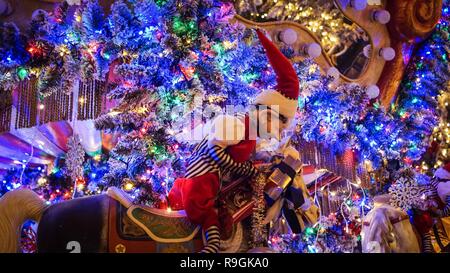 Athènes, Grèce. Le 24 décembre, 2018. Poupées de Noël vu à un café avec décoration de Noël dans le quartier Plaka pendant la période des fêtes. Credit : Ioannis Alexopoulos SOPA/Images/ZUMA/Alamy Fil Live News Banque D'Images