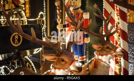 Athènes, Grèce. Le 24 décembre, 2018. Poupées de Noël vu à un café avec décoration de Noël dans le quartier Plaka pendant la période des fêtes. Credit : Ioannis Alexopoulos SOPA/Images/ZUMA/Alamy Fil Live News Banque D'Images