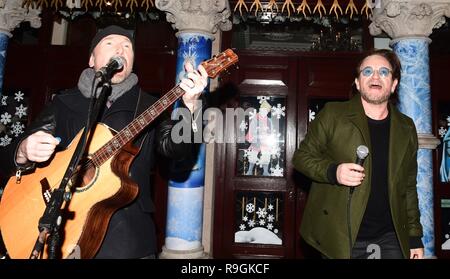 Dublin, Irlande. Le 24 décembre, 2018. U2 Bono et l'homme avant busk Ede la veille de Noël, Kings Street Dublin 2 pour recueillir des fonds pour les sans-abri. Crédit : John Rooney/Alamy Live News Banque D'Images