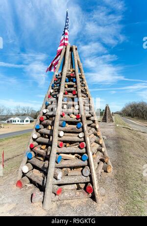 Saint James Parish, Louisiane, Etats-Unis. Dec 21, 2018. Sur le sol en terre de digues le long du fleuve Mississippi's Great River Road entre La Nouvelle-Orléans et Bâton Rouge, 15 mètres de haut sont des structures journal construit en décembre de chaque année par les habitants de Gramercy, Lutcher et Paulina. Ces structures sont cérémonieusement bonfire incendiée à la veille de Noël pour aider à guider l'itinéraire de ''Papa Noel, '' en père Noël est connu parmi la population cadienne. Crédit : Brian Cahn/ZUMA/Alamy Fil Live News Banque D'Images