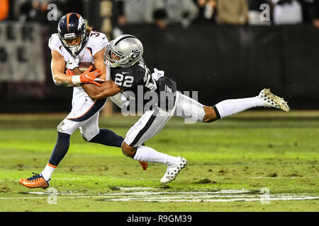 Oakland, CA. Le 24 décembre 2018. Au cours de la NFL football match entre les Denver Broncos et l'Oakland Raiders à la Oakland Coliseum Alameda à Oakland, CA. Chris Brown/CSM/Alamy Live News Banque D'Images