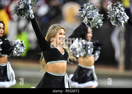 Oakland, CA. Le 24 décembre, 2018. L'Oakland Raiders cheerleaders à l'œuvre au cours de la NFL football match entre les Denver Broncos et l'Oakland Raiders à la Oakland Coliseum Alameda à Oakland, CA. Chris Brown/CSM/Alamy Live News Banque D'Images