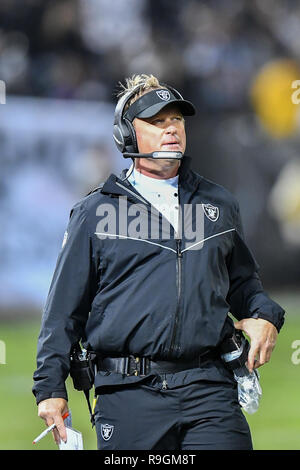 Oakland, CA. Le 24 décembre, 2018. Oakland Raiders entraîneur en chef Jon Gruden au cours de la NFL football match entre les Denver Broncos et l'Oakland Raiders à la Oakland Coliseum Alameda à Oakland, CA. Chris Brown/CSM/Alamy Live News Banque D'Images