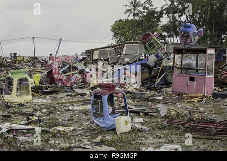 Pandeglang, Banten, Indonésie. Le 24 décembre, 2018. BANTEN, INDONÉSIE - 25 décembre : le point de vue du village de Tanjung après le tsunami du sud à Lampung sur Décembre 24, 2018 dans Pandegralang regency, province de Banten, en Indonésie.Un tsunami a frappé l'Indonésie, l'étendue du détroit de la sonde entre les îles de Java et Sumatra, dans la nuit du 22 décembre, heure locale. Credit : ZUMA Press, Inc./Alamy Live News Banque D'Images