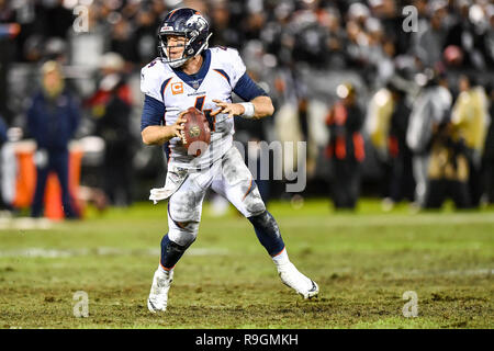 Oakland, CA. Le 24 décembre, 2018. Denver Broncos quarterback cas Keenum (4) brouille au cours de la NFL football match entre les Denver Broncos et l'Oakland Raiders à la Oakland Coliseum Alameda à Oakland, CA. Chris Brown/CSM/Alamy Live News Banque D'Images