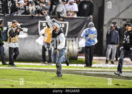 Oakland, CA. Le 24 décembre, 2018. Un ventilateur Raiders tempêtes sur le terrain après la NFL football match entre les Denver Broncos et l'Oakland Raiders à la Oakland Coliseum Alameda à Oakland, CA. Chris Brown/CSM/Alamy Live News Banque D'Images