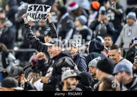 Oakland, CA. Le 24 décembre, 2018. Fans refusent de quitter le stade après la NFL football match entre les Denver Broncos et l'Oakland Raiders à la Oakland Coliseum Alameda à Oakland, CA. Chris Brown/CSM/Alamy Live News Banque D'Images