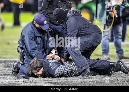 Oakland, CA. Le 24 décembre, 2018. Un ventilateur est menotté après l'assaut le champ après la NFL football match entre les Denver Broncos et l'Oakland Raiders à la Oakland Coliseum Alameda à Oakland, CA. Chris Brown/CSM/Alamy Live News Banque D'Images