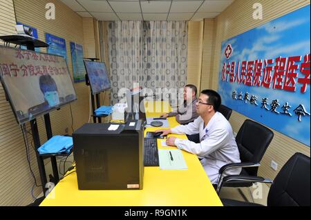 (181225) -- BEIJING, 25 décembre 2018 (Xinhua) -- Les médecins de l'Hôpital du Peuple Yongning conduite diagnostic en ligne pour un patient dans le comté de Yongning, nord-ouest de la Chine, région autonome du Ningxia Hui, le 27 mars 2015. Le gouvernement chinois a dépensé 5,95 milliards de yuans (environ 862 milliards de dollars américains) sur les services médicaux de 2013 à 2017, avec une augmentation annuelle moyenne de 11,7  %, selon un rapport soumis au Congrès National du Peuple, le parlement chinois en Chine. Les dépenses budgétaires de la Chine sur les services médicaux en 2017 était de 1,4 billions de yuans, une augmentation de 55,5 pour cent à partir de 2013, représentant 7,1 Banque D'Images