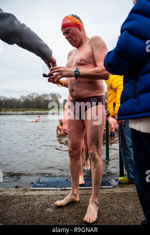 Londres, Royaume-Uni. Dec 25, 2018. Les membres du Club de natation de Serpentine participer à la traditionnelle 100 verges de Peter Pan le jour de Noël La Race à Hyde Park, Londres. Credit : Cady Hareng/Alamy Live News Banque D'Images