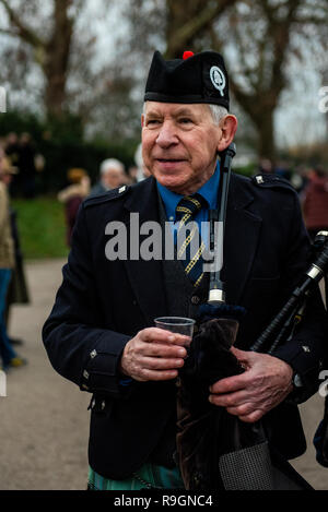 Londres, Royaume-Uni. Dec 25, 2018. Les membres du Club de natation de Serpentine participer à la traditionnelle 100 verges de Peter Pan le jour de Noël La Race à Hyde Park, Londres. Credit : Cady Hareng/Alamy Live News Banque D'Images