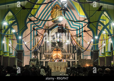 Kolkata, Inde. Dec 25, 2018. Les fervents chrétiens assister à la messe de minuit la prière à l'Église sainte Thérèse à Kolkata, Inde, le 25 décembre, 2018. Credit : Tumpa Mondal/Xinhua/Alamy Live News Banque D'Images