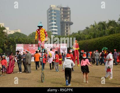 Dhaka, Bangladesh. Dec 25, 2018. Les enfants jouent pendant la célébration du jour de Noël à Dhaka, capitale du Bangladesh, le 25 décembre, 2018. Credit : Naim-ul-karim/Xinhua/Alamy Live News Banque D'Images