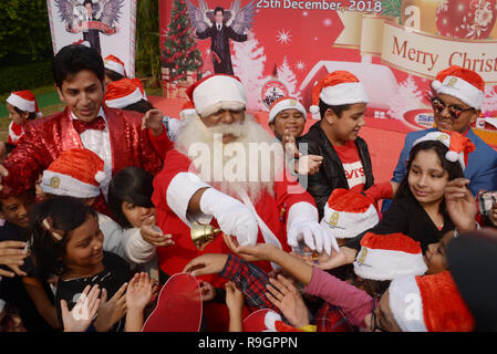 Dhaka, Bangladesh. Dec 25, 2018. Les gens célèbrent le jour de Noël à Dhaka, capitale du Bangladesh, le 25 décembre, 2018. Credit : Naim-ul-karim/Xinhua/Alamy Live News Banque D'Images