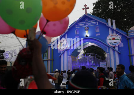 Dhaka, Bangladesh. Dec 25, 2018. Les vendeurs de rue vendre ballon quand les peuples de tous les religieux se rassembler devant l'église Saint Rosaire à Noël après-midi près de Tejgaon. Credit : MD Mehedi Hasan/ZUMA/Alamy Fil Live News Banque D'Images