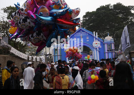 Dhaka, Bangladesh. Dec 25, 2018. Les vendeurs de rue vendre ballon quand les peuples de tous les religieux se rassembler devant l'église Saint Rosaire à Noël après-midi près de Tejgaon. Credit : MD Mehedi Hasan/ZUMA/Alamy Fil Live News Banque D'Images