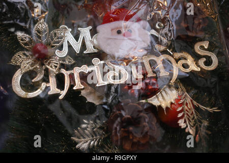 Dhaka, Bangladesh. Dec 25, 2018. Affichage des cadeaux de Noël à vendre dans un magasin à Noël après-midi en face de l'église Saint Rosaire près de Tejgaon. Credit : MD Mehedi Hasan/ZUMA/Alamy Fil Live News Banque D'Images