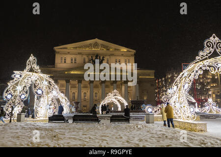 Moscou, Fédération de Russie - 24 décembre 2018 : les Moscovites marche sur rues du centre-ville décoré et illuminé pour Noël et Nouvel An, les. Crédit : Sergey Podkolzin/Alamy Live News Banque D'Images