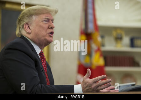 Washington DC, USA. 25 Dec 2018. Le Président des Etats-Unis, Donald J. Trump répond aux questions des membres de la presse à l'issue d'un appel vidéo pour les membres en service de l'Armée, Marine Corps, la marine, la Force aérienne et de la garde côtière en poste dans le monde entier, dans le bureau ovale à la Maison Blanche à Washington, DC, États-Unis, le 25 décembre 2018. Credit : ZUMA Press, Inc./Alamy Live News Banque D'Images