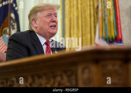 Washington, DC, USA. Dec 25, 2018. Le Président des Etats-Unis, Donald J. Trump fait un appel vidéo pour les membres en service de l'Armée, Marine Corps, la marine, la Force aérienne et de la garde côtière en poste dans le monde entier, dans le bureau ovale à la Maison Blanche à Washington, DC, États-Unis, le 25 décembre 2018. Credit : Zach Gibson/Piscine via CNP | Conditions de crédit dans le monde entier : dpa/Alamy Live News Banque D'Images