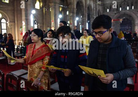Allahabad, Uttar Pradesh, Inde. Dec 25, 2018. Dévot Allahabad : prendre part à la prière de masse au cours de la célébration du Festival de Noël à tous les Saint église cathédrale à Allahabad sur 25-12-2018. Credit : Prabhat Kumar Verma/ZUMA/Alamy Fil Live News Banque D'Images