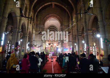 Allahabad, Uttar Pradesh, Inde. Dec 25, 2018. Dévot Allahabad : prendre part à la prière de masse au cours de la célébration du Festival de Noël à tous les Saint église cathédrale à Allahabad sur 25-12-2018. Credit : Prabhat Kumar Verma/ZUMA/Alamy Fil Live News Banque D'Images