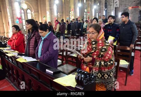 Allahabad, Uttar Pradesh, Inde. Dec 25, 2018. Dévot Allahabad : prendre part à la prière de masse au cours de la célébration du Festival de Noël à tous les Saint église cathédrale à Allahabad sur 25-12-2018. Credit : Prabhat Kumar Verma/ZUMA/Alamy Fil Live News Banque D'Images