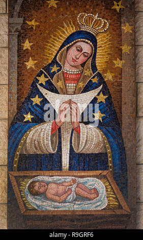 Une mosaïque peinture représentant Marie et l'enfant Jésus donné par la communauté catholique de la République dominicaine dans un style qui reflète la culture de hardiment le pays et de visualiser l'annonciation dans ses propres yeux accroché au mur autour de l'avant-cour de l'Église catholique de l'annonciation ou de la basilique de l'Annonciation dans la ville de Nazareth en Galilée, dans le nord d'Israël. Banque D'Images