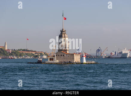 Istanbul, Turquie - Droit au milieu du détroit du Bosphore, la Tour de la jeune fille est l'une des plus reconnaissables de repère à Istanbul Banque D'Images