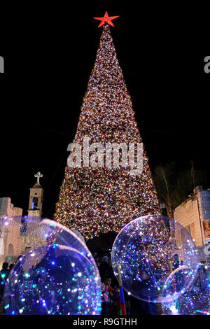 Un arbre de Noël entièrement décoré dans la ville de Nazareth, dans le nord d'Israël Banque D'Images