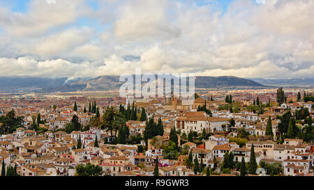 Aeria aperçu sur les maisons blanches, quartier de l'Albayzin avec la Sierra Nevada en arrière-plan sur un jour nuageux à Grenade, Andalousie, Espagne Banque D'Images