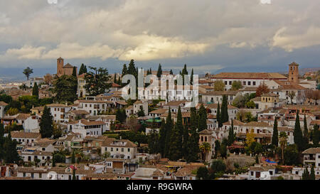 Aperçu Téléchargement maisons blanches traditionnelles et les petites églises romanes du quartier de l'Albayzin, , Granada, Andalousie, Espagne Banque D'Images