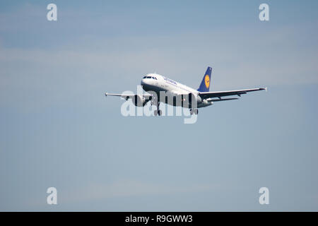 Francfort, Allemagne - May 09th, 2017 : Lufthansa Airbus A319-100 livrée ancienne avec l'enregistrement D-AILR en courte finale, l'approche de la piste à l'aéroport de Francfort Banque D'Images