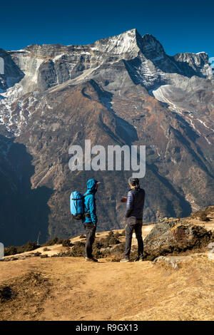 Le Népal, Namche Bazar, deux randonneurs sur le chemin jusqu'à Namche Bazar en face de l'aérodrome de Damaraland Ri Banque D'Images