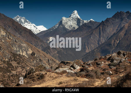 Le Népal, Everest Base Camp Trek, Khumjung, vue nord au Lhotse et l'Ama Dablam montagne Banque D'Images