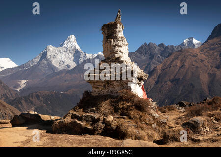 Le Népal, Everest Base Camp Trek, Khumjung, traditionnel vieux chorten avec vue sur l'Ama Dablam et le Lhotse Banque D'Images